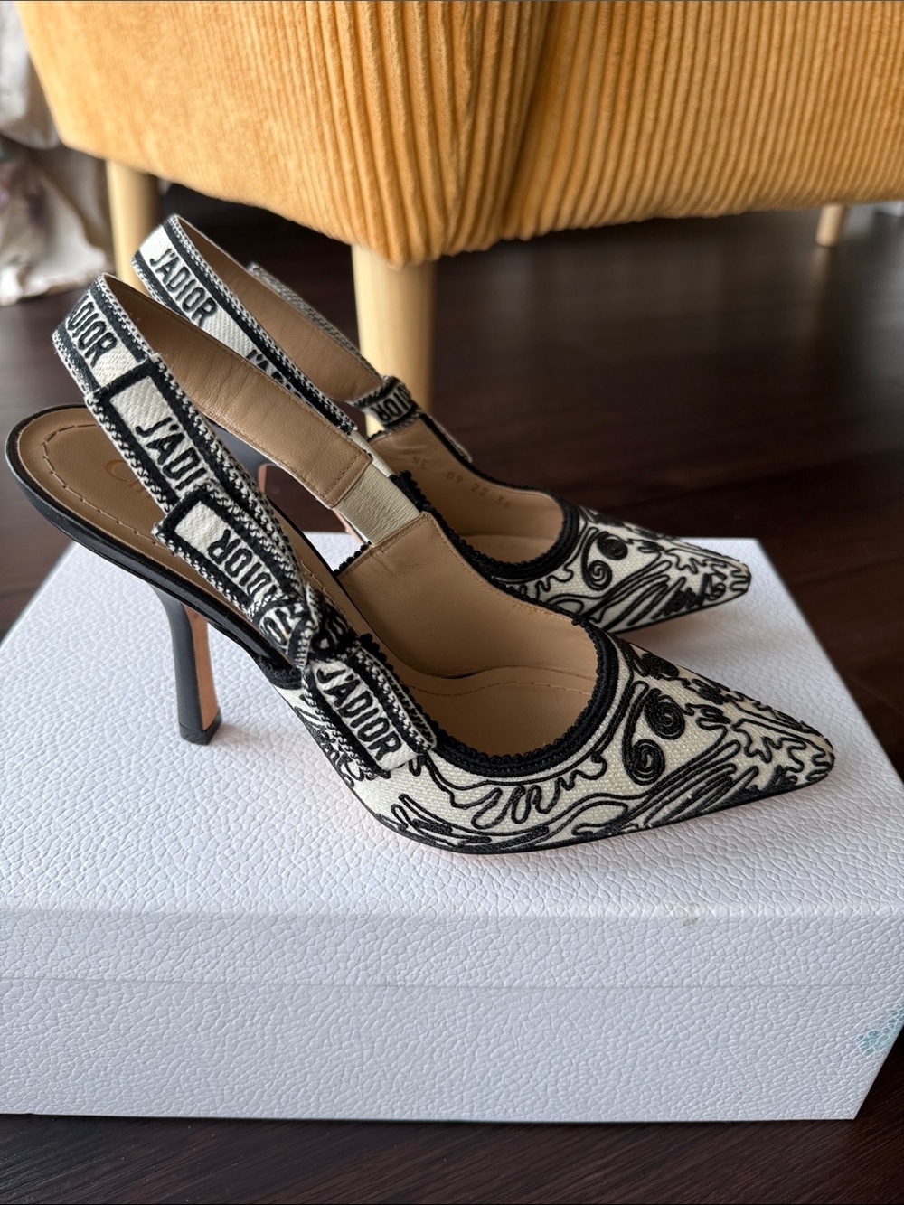 New J'ADIOR Cornely Ornemen SLINGBACK-PUMPS